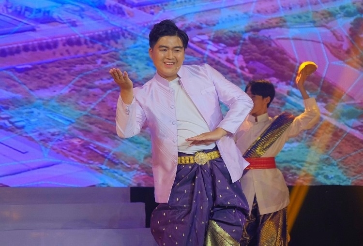 Động tác sêk trong múa rom vong phỏng theo dáng đi của con két, lật đật nghiêng rất khôi hài